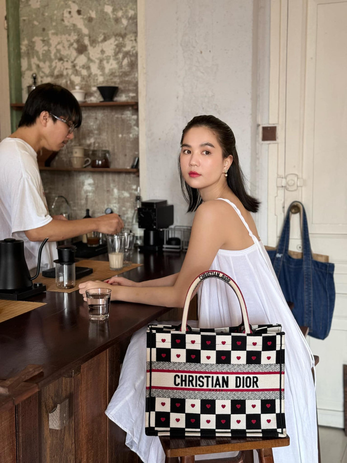 Trước khi vướng ồn ào, công chúng thường nghĩ ngay đến Ngọc Trinh với những bộ ảnh thiếu vải hay những phát ngôn gây sốc. Tuy nhiên ở hiện tại, "nữ hoàng nội y" ngày nào đã thay đổi hoàn toàn nhận về nhiều ý kiến tích cực. Ảnh: FB Trần Thị Ngọc Trinh