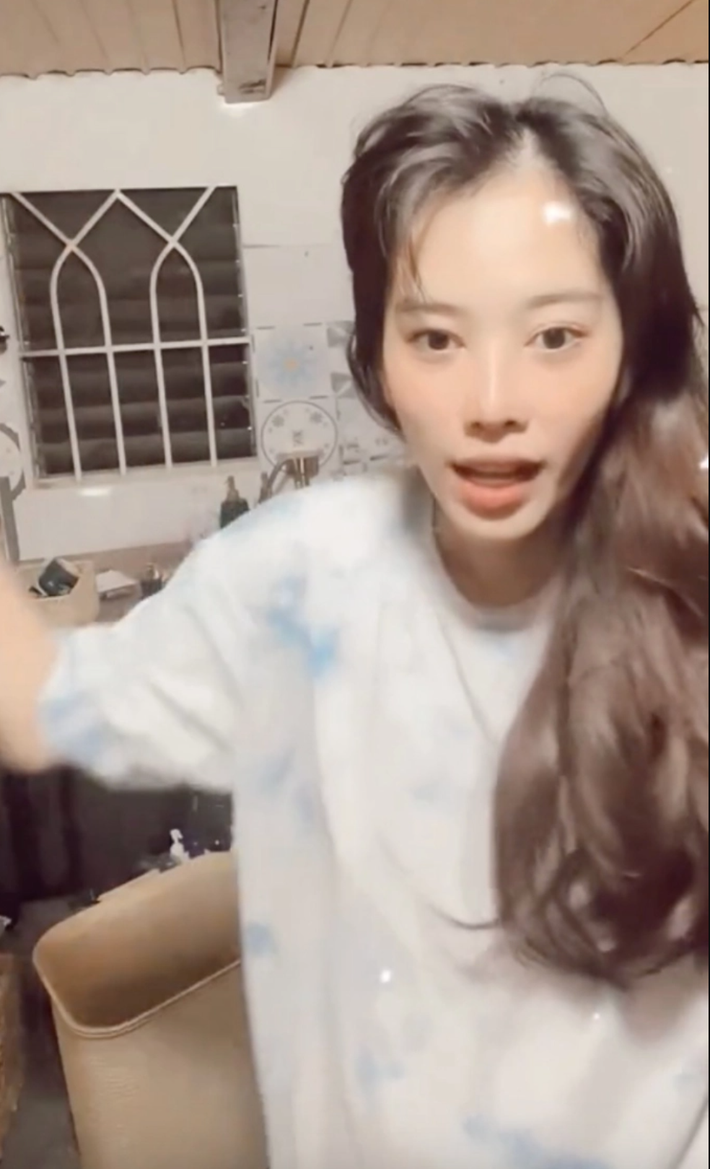 Người đẹp 9x thể hiện nhiều ca khúc nổi tiếng, trong đó gây chú ý nhất là màn hát live Giấc mơ trưa. Ảnh chụp màn hình