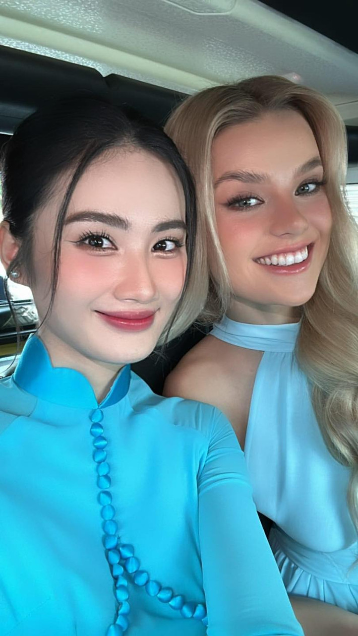 Hoa hậu Huỳnh Trần Ý Nhi chung khung hình với Miss World 2024 Krystyna Pyszko khi cô đến Việt Nam. Cũng từ đây nhiều người khen Ý Nhi nhan sắc thăng hạng khi về nước.