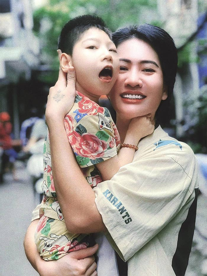 Để có tiền nuôi con, ngoài đóng phim, Minh Cúc còn làm rất nhiều nghề tay trái như trang điểm, kinh doanh đồ da. (Ảnh: FB Minh Cúc)
