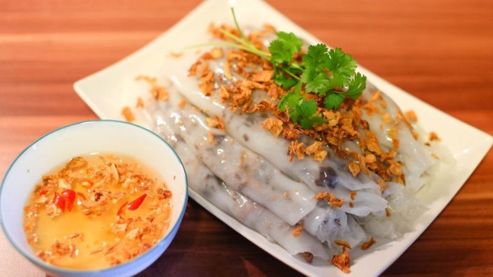 Bánh cuốn ở Tam Đảo vô cùng đặc biệt, loại bánh cuốn này ăn cùng với thịt lợn rừng nướng hòa quyện vào nước chấm siêu ngon.