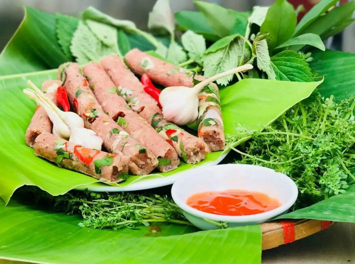 Nem chua Vĩnh Yên có hương vị rất đặc trưng không hề lẫn so với những loại nem chua khác trên thị trường, sở dĩ đặc sản này nổi tiếng cũng là nhờ công thức bí truyền của người dân nơi đây.