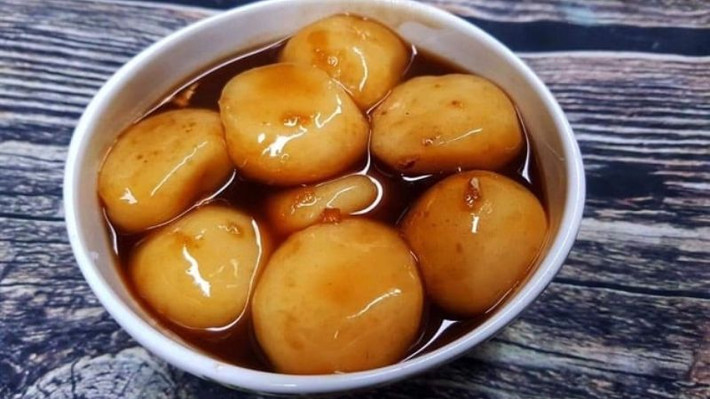 Bánh trùng là món ăn đặc sản của Vĩnh Phúc với vị ngọt đậm từ mật mía, mùi thơm cay nhẹ của gừng quyện lẫn lớp bột trắng dẻo thơm, chút ngậy ngậy của vừng. Du khách tới Tam Đảo có thể tìm mua bánh trùng làm món ăn sáng.
