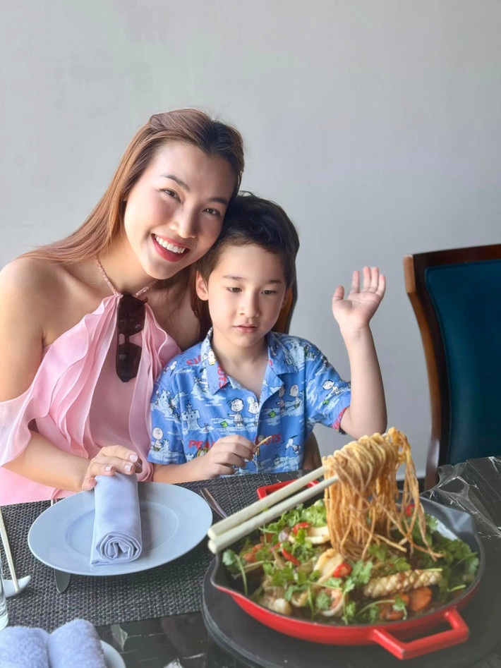 MC Hoàng Oanh thích thú khi lần đầu cho con trai trải nghiệm món mì bay. Ảnh: FB Vu Ngoc Hoang Oanh
