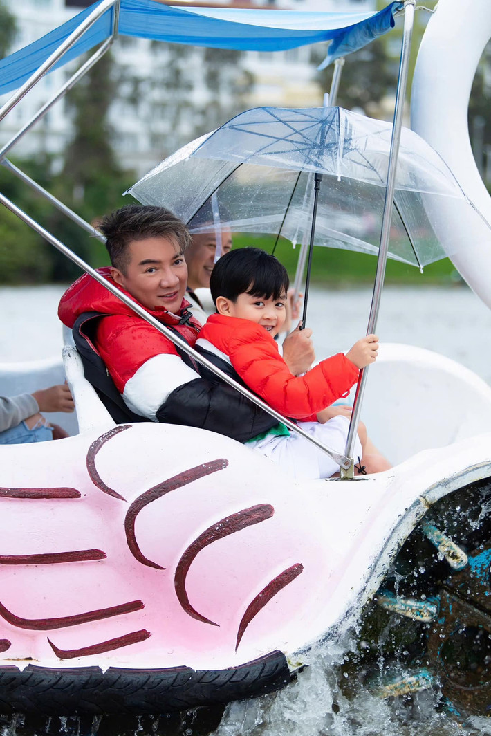 Đàm Vĩnh Hưng đăng ảnh cùng con trai trong chuyến du lịch Đà Lạt, đây là bức ảnh một fan chụp lén gửi cho nam ca sĩ. Ảnh: FB Dam Vinh Hung