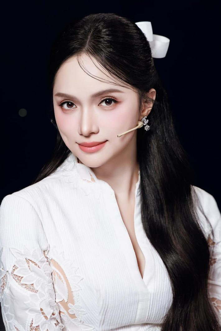 Hoa hậu Hương Giang đăng ảnh khoe cận gương mặt xinh đẹp. Ảnh: FB Hoa Hậu Hương Giang