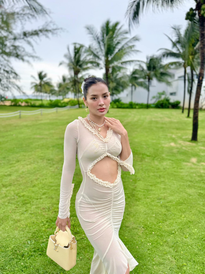 Phương Trinh Jolie đăng ảnh bầu, cô chia sẻ: "Là một người phụ nữ độc lập, đừng suy nghĩ trở thành một nàng công chúa được hoàng tử tới đón. Hãy tự mình trở thành 1 nữ hoàng". Ảnh: FB Phương Trinh Jolie