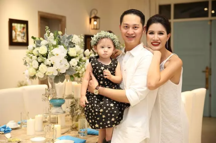 Bé Kiến Lửa là trái ngọt tình yêu của Trang Trần và doanh nhân Louis Trần. Trong dịp sinh nhật 5 tuổi của nhóc tỳ, cựu mẫu tặng con gái miếng đất bạc tỷ để làm vốn.