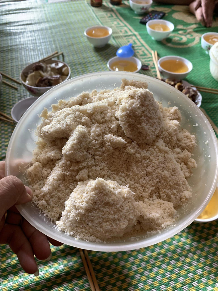 Mèn mén chín có màu vàng ươm, tỏa hương thơm dịu nhẹ của ngô quyện với mùi khói bếp.