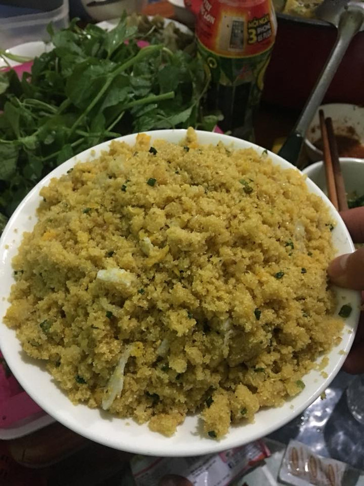 Ngô sau khi thu hoạch được phơi khô, tách hạt, xay nhuyễn thành bột mịn. Bột ngô sau đó được cho vào chõ đồ, hấp chín trong khoảng 30 phút đến 1 tiếng.