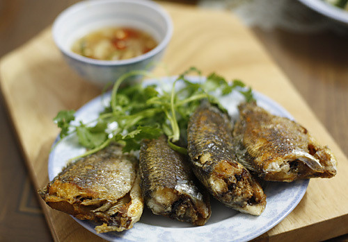 Cá rô đồng ngày nay trở thành đặc sản trên bàn ăn nhờ vào hàm lượng chất dinh dưỡng cao. Theo các nghiên cứu phân tích cho thấy, trong 100g thịt cá rô đồng chứa khoảng 20,3g chất đạm; 1,5g chất béo và các khoáng chất vi lượng như canxi, photpho, sắt, vitamin B1, B2... và cung cấp khoảng 126 calo. Ảnh: Gia đình & Xã hội