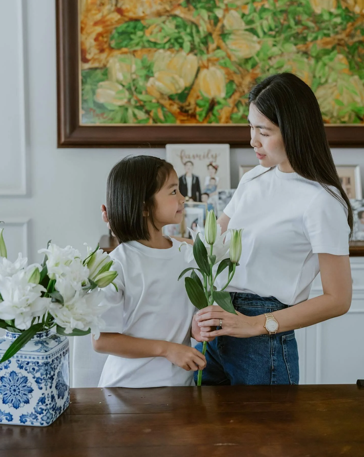 Tin tức sao Việt 23/8: Tăng Thanh Hà chia sẻ hình ảnh mới nhất của hai mẹ con. Đây cũng là lần hiếm hoi cô khoe ảnh lộ rõ gương mặt của con gái. Ảnh: IG hatangthanh