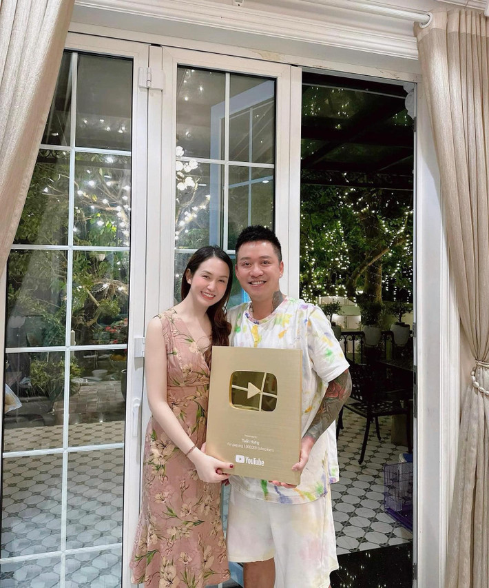 Tuấn Hưng phản hồi: "Có mấy ông thợ đào bới móc cứ hỏi ngày xưa vợ mình đóng MV cho anh Duy Mạnh được bao nhiêu tiền, rồi chọc ngoáy vớ vẩn. Ngày đó tôi chưa quen vợ tôi nên quá khứ đó tôi cũng không rõ... Tôi chỉ quan tâm là khi yêu và cưới tôi thì cô ấy hoàn toàn thuộc về tôi và chúng tôi hạnh phúc với cuộc sống hiện tại. Yêu và sống với hiện tại, cho cả tương lai".