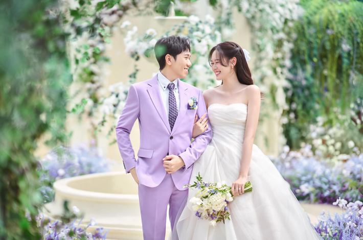 Hé lộ trọn bộ ảnh cưới của Anh Đức và vợ kém 12 tuổi.