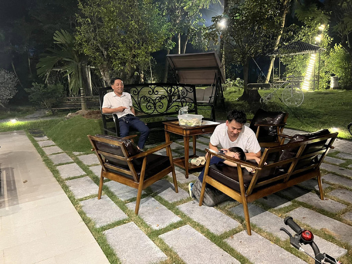 Điểm nhấn của biệt thự chính là khu sân vườn rộng rãi và thoáng đãng. Nơi đây là không gian lý tưởng để gia đình Xuân Bắc và bạn bè quây quần bên nhau.