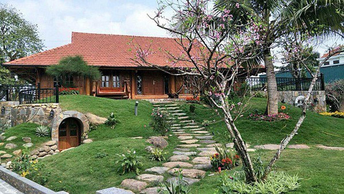 Vào năm 2018 NSND Xuân Bắc từng khiến nhiều người bất ngờ khi tiết lộ anh cùng gia đình sinh sống ở căn biệt thự rộng rãi, tọa lạc ở ngoại ô Hà Nội, được ví như một "biệt phủ" thu nhỏ.