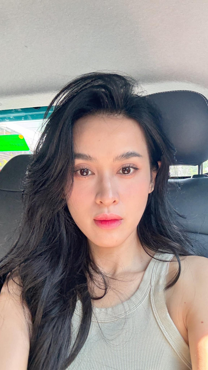"Thấy nắng hắt vào cũng xinh", Tú Vi thả thính, zoom cận dung mạo cuốn hút. Ảnh: FB Lê Tú Vi