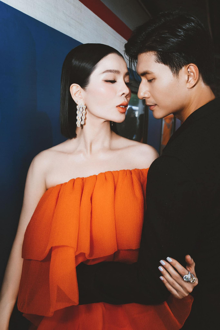 Lệ Quyên tình tứ bên Lâm Bảo Châu trong bộ ảnh mới. “Cảm ơn những tháng năm dài ngọt ngào thanh xuân của anh ở bên em. Cảm ơn anh mang thanh xuân trở lại với em lần nữa”, nữ ca sĩ viết. Ảnh: FB Lệ Quyên
