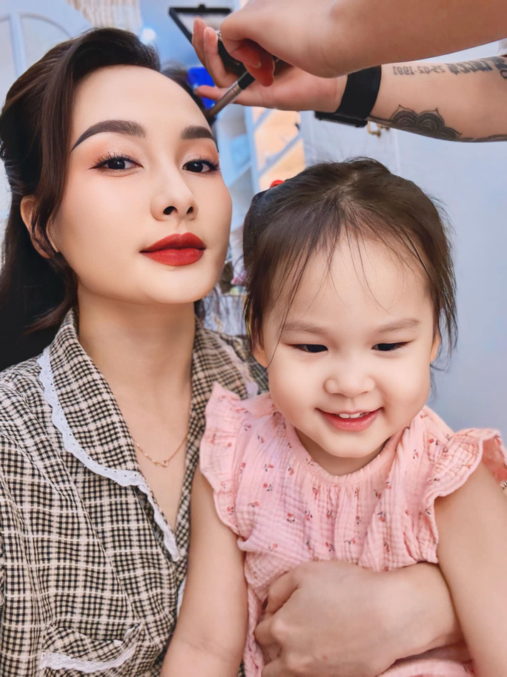 Diễn viên Bảo Thanh chụp ảnh cùng con gái. Cô chia sẻ: "Có cô gái răng thỏ má lúm dẻo mỏ này. Chuyện gì mẹ cũng có thể vượt qua được hết". Ảnh: FB Bảo Thanh