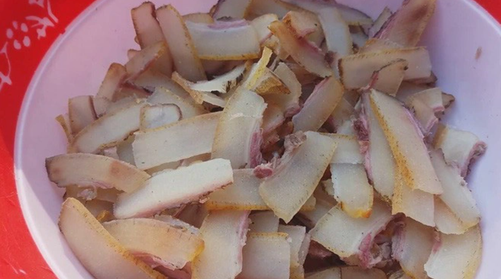 Tùy theo sở thích mà có thể thưởng thức món ăn này theo những cách khác nhau. Nhưng đơn giản nhất là sau khi da trâu đã được ủ chín thì ăn trực tiếp để cảm nhận được mùi thơm, độ giòn nguyên bản của nó. Hoặc có thể trộn cùng ít rau thơm, hoa chuối thái nhỏ và lạc rang để làm nên món nộm lạ miệng, thanh mát.