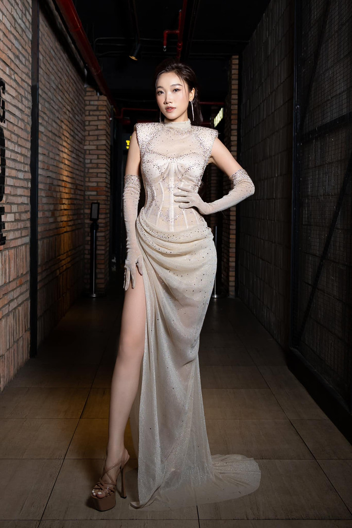 Á khôi Kiên Giang sở hữu gương mặt thanh tú với đường nét hài hòa, đôi mắt to tròn long lanh và nụ cười rạng rỡ.