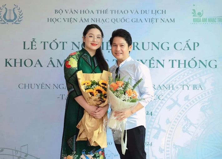 Mới đây, vợ ca sĩ Trọng Tấn cho biết, con gái Vũ Hoa Thảo Nguyên đạt 9,25 điểm môn Văn kỳ thi tốt nghiệp THPT năm 2024. Được biết Thảo Nguyên lựa chọn khoa Quan hệ Quốc tế tại Học viện Ngoại giao rất phù hợp với lĩnh vực âm nhạc truyền thống mà Thảo Nguyên đang theo đuổi.