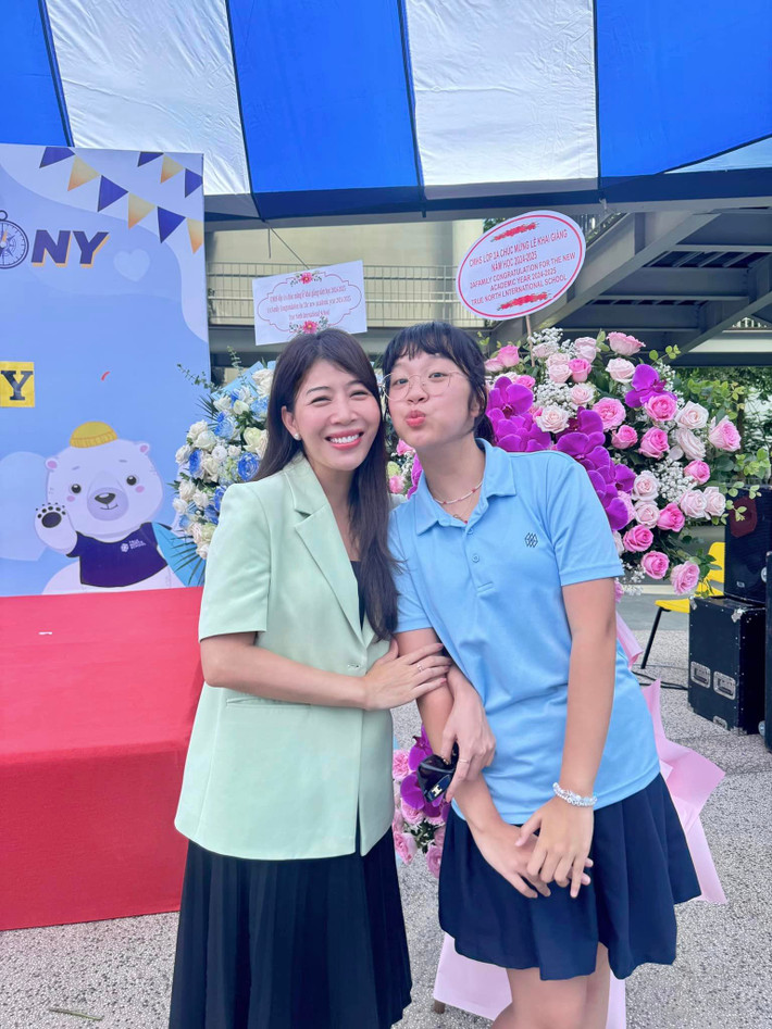 BTV Diệp Chi vui mừng khi con gái chính thức trở thành nữ sinh lớp 8. Ảnh: FB Nguyen Diep Chi
