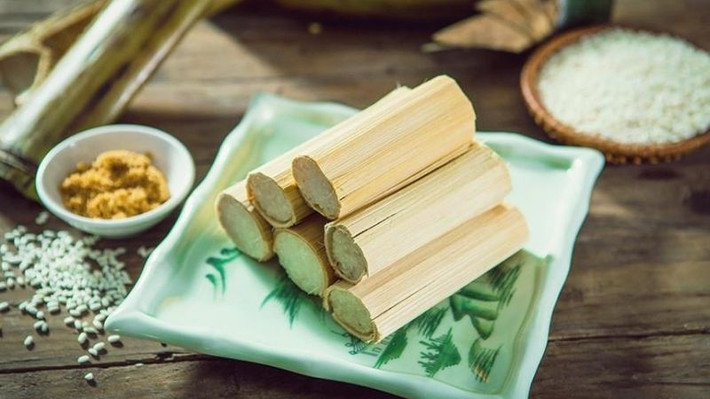 Cơm lam là đặc sản Đăk Lăk đơn giản nhưng lại mang đến hương vị đặc trưng của núi rừng. Cơm lam được chọn từ loại nếp tốt nhất để đảm bảo vừa thơm, vừa dẻo, sau đó đem ngâm qua đêm và thêm chút muối vào, trộn đều và cho vào ống lam đem nướng trên bếp. Ảnh: Bách hoá Xanh
