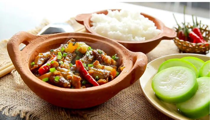 Cá bống thác kho riềng là món ăn không thể bỏ qua khi du lịch Đắk Lắk. Loại cá này chỉ sống trong dòng thác, thịt săn chắc, thơm ngon. Khi kết hợp với riềng tươi và các gia vị đặc trưng, món ăn mang đến hương vị núi rừng đậm đà, khó quên. Ảnh: FB Ca Kho