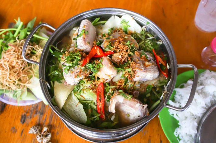 Nhắc đến đặc sản Đắk Lắk chắc chắn không thể nào thiếu món lẩu cá lăng, đây là một loài cá sinh sống nhiều tại sông Sêrêpôk. Cá lăng có thịt ngon, thân săn chắc và có thể chế biến thành nhiều món. Nhưng ngon nhất là lẩu cá lăng. Ảnh: Shutterstock