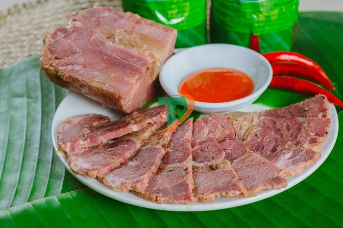 Với những người sành ăn khi du lịch Nghệ An, Hà Tĩnh thường lựa chọn thưởng thức món giò bê. Nguyên liệu chính là thịt me (thịt bê) nguyên miếng, bì bê, gia vị gia truyền, hạt tiêu, nước mắm nhĩ nguyên chất đặc sản Cửa Lò.