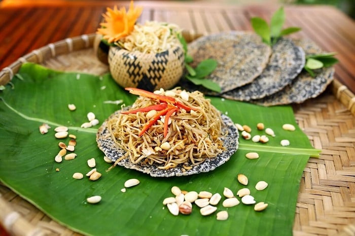 Nhút Thanh Chương là thức quà nổi tiếng được nhiều du khách lựa chọn về làm quà. Nhút có nguyên liệu chính là xơ mít hoặc mít xanh.