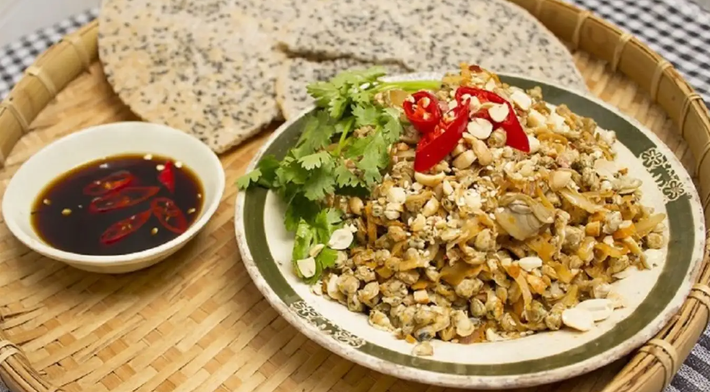 Món bánh đa xúc hến nằm trong top đặc sản Vinh ngon quên sầu. Hến lấy được từ sông Lam, sau khi tách vỏ, xào cùng hành mỡ béo ngậy và thơm lừng. Kết hợp với miếng bánh đa giòn rụm, ăn hoài không ngán.