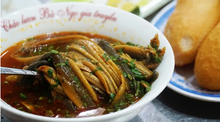 Nếu đã thử qua món miến lươn thì cháo lươn cũng là lựa chọn hoàn hảo khi đến Vinh. Lươn tại đây không qua chế biến mà được để nguyên nấu, nhờ đó giữa được hương vị cực ngon nhưng lại không bị tanh khi ăn.