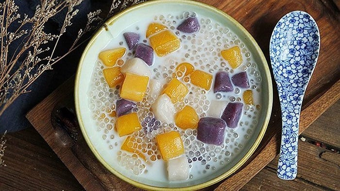 Nằm trong danh sách các món ăn đặc sản Vinh phải kể đến món chè khoai dẻo. Chè khoai dẻo nổi tiếng thơm mùi nước cốt dừa, ăn vào béo ngậy, chè còn có thêm cả sầu riêng nên cực thơm.