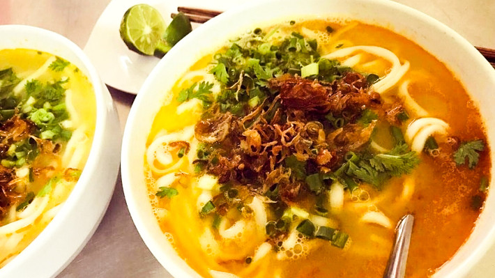 Món ăn mang đậm màu sắc ẩm thực xứ Nghệ nói chung và Vinh nói riêng còn có món cháo canh. Những sợi bánh được làm bằng bột mì, sau đó ăn kèm với nước hầm xương đậm đà và nhiều loại topping như: thịt, tôm, chả lụa…