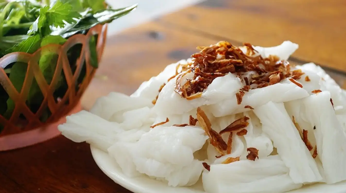 Khi đến Vinh thì thực khách có thể thấy rất nhiều quán bánh mướt, đây là món ăn dân dã bình dị tại đây. Bánh được tráng qua bằng bột gạo, ăn cùng với giò chả.