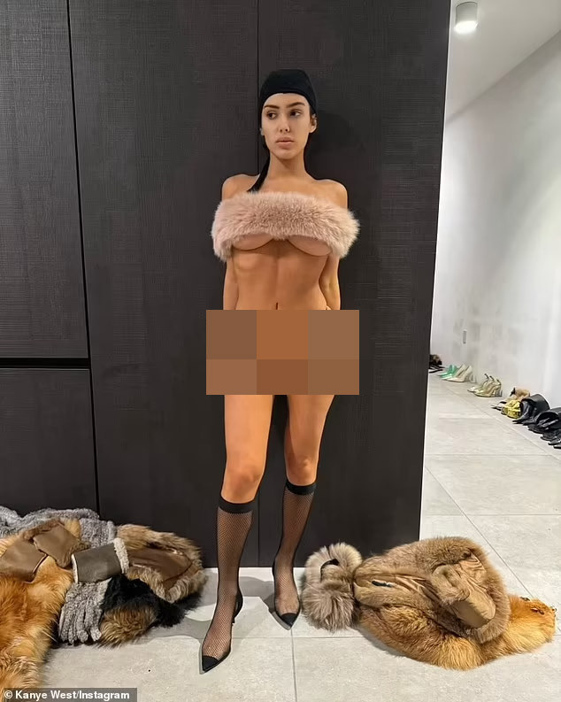 Bianca Censori mặc trang phục kiệm vải, làm mẫu cho chồng chụp ảnh. (Ảnh: Instagram)