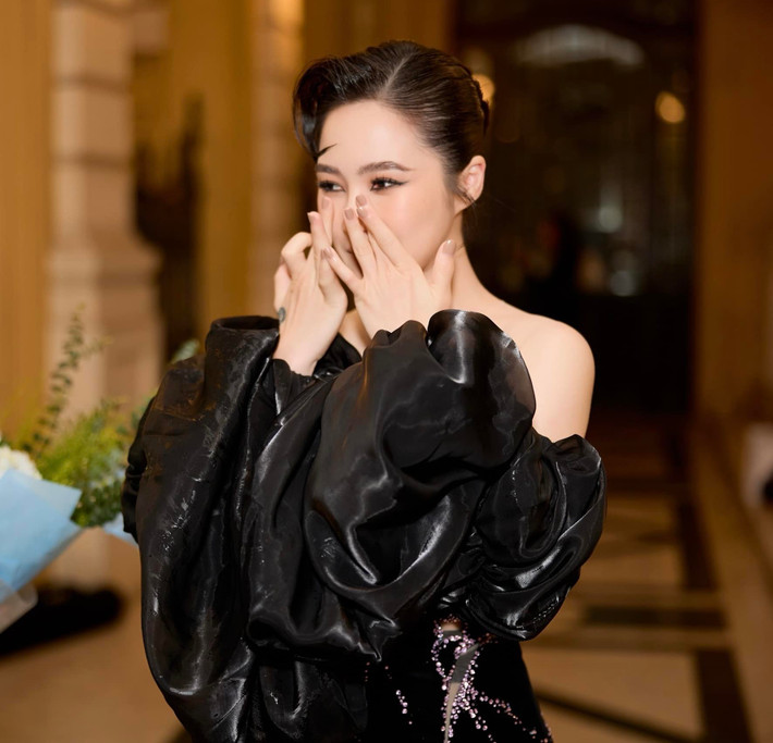 Trước đó, việc Hương Tràm buộc lòng phải hủy minishow River Flows In You ở Hà Nội vào tối 12/5 do trời mưa đã gây tiếc nuối cho khán giả. Sau 5 năm vắng bóng, đây là đêm nhạc đánh dấu sự tái xuất chính thức của nữ ca sĩ.
