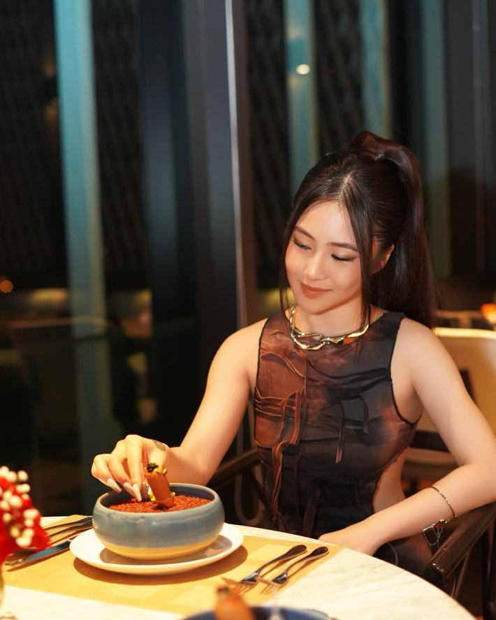Màn "lột xác" này của nữ ca sĩ nhận ý kiến trái chiều từ người hâm mộ vì khác biệt hoàn toàn so với style của cô trước đây.