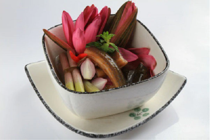 Cũng gần như hoa điên điển, hoa súng cũng đã được người dân miền sông nước dùng làm chế biến thành rất nhiều đồ ăn ngon. Những bông hoa súng được tước vỏ, cắt khúc khoảng chừng 2 đốt ngón tay để làm rau sống ăn kèm lẩu mắm hoặc trộn gỏi tôm thịt, nấu canh chua với cá đồng, ngâm giấm làm dưa… đều rất hấp dẫn.