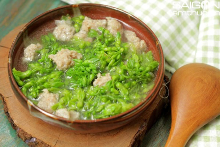 Những món ăn từ hoa phải kể đến hoa thiên lý, loài hoa này được chế biến thành nhiều món ngon như canh hoa thiên lý nấu xương, thịt băm hay nấu cua. Ngoài ra, hoa thiên lý xào thịt bò hay dùng chung với các món lẩu cũng rất đặc sắc. Không chỉ là thực phẩm bổ dưỡng, loại hoa này còn mang tác dụng giải nhiệt, giúp ngon giấc.
