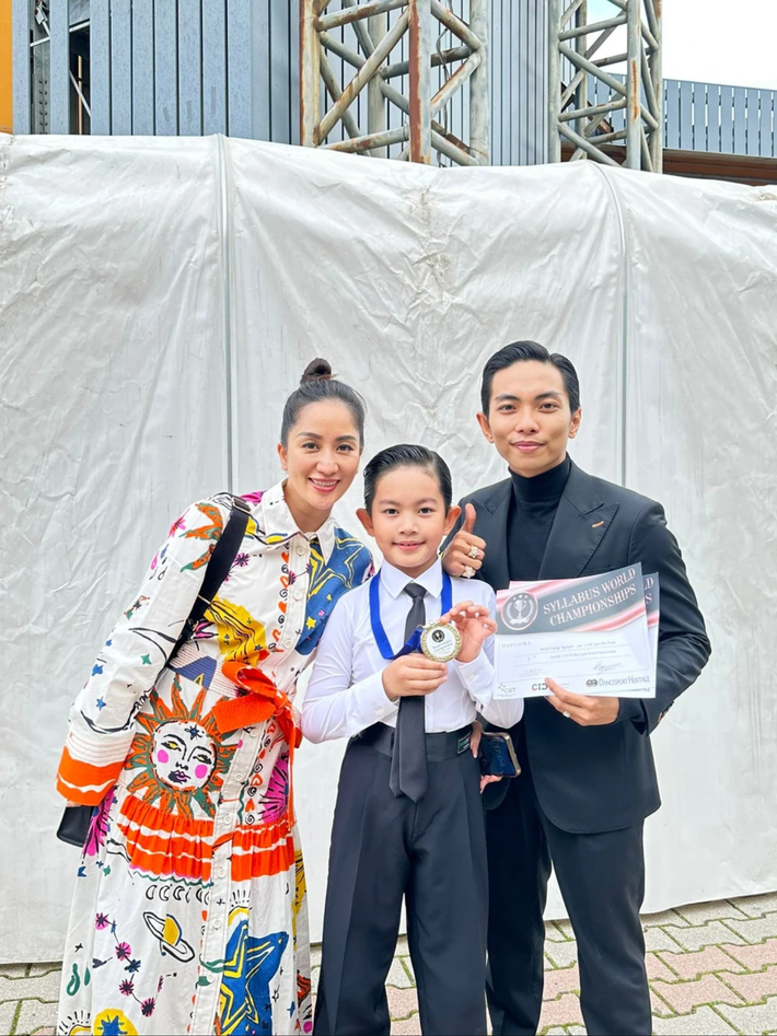 Đây không phải lần đầu tiên Minh Cường vô địch thế giới dancesport. Trước đó, cậu bé cùng bạn nhảy từng đạt Huy chương Vàng Syllabus World Championship 2023.