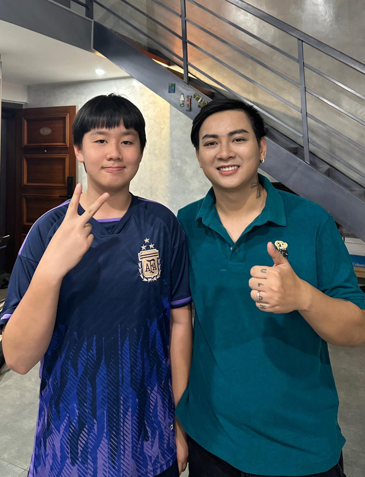 Trong bức ảnh của Lê Phương, bé Cà Pháo - con trai riêng của cô với chồng cũ Quách Ngọc Ngoan gây chú ý với vóc dáng phổng phao, cao lớn hơn cả chú Hoài Lâm. Bà mẹ hai con tiết lộ, Cà Pháo rất hâm mộ nam ca sĩ.