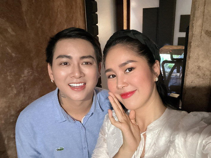 Trước đó, thời điểm quay chương trình "Sàn chiến giọng hát", nữ diễn viên có duyên gặp Hoài Lâm lần đầu tiên. Hai chị em mong có một sản phẩm chung để làm kỷ niệm.