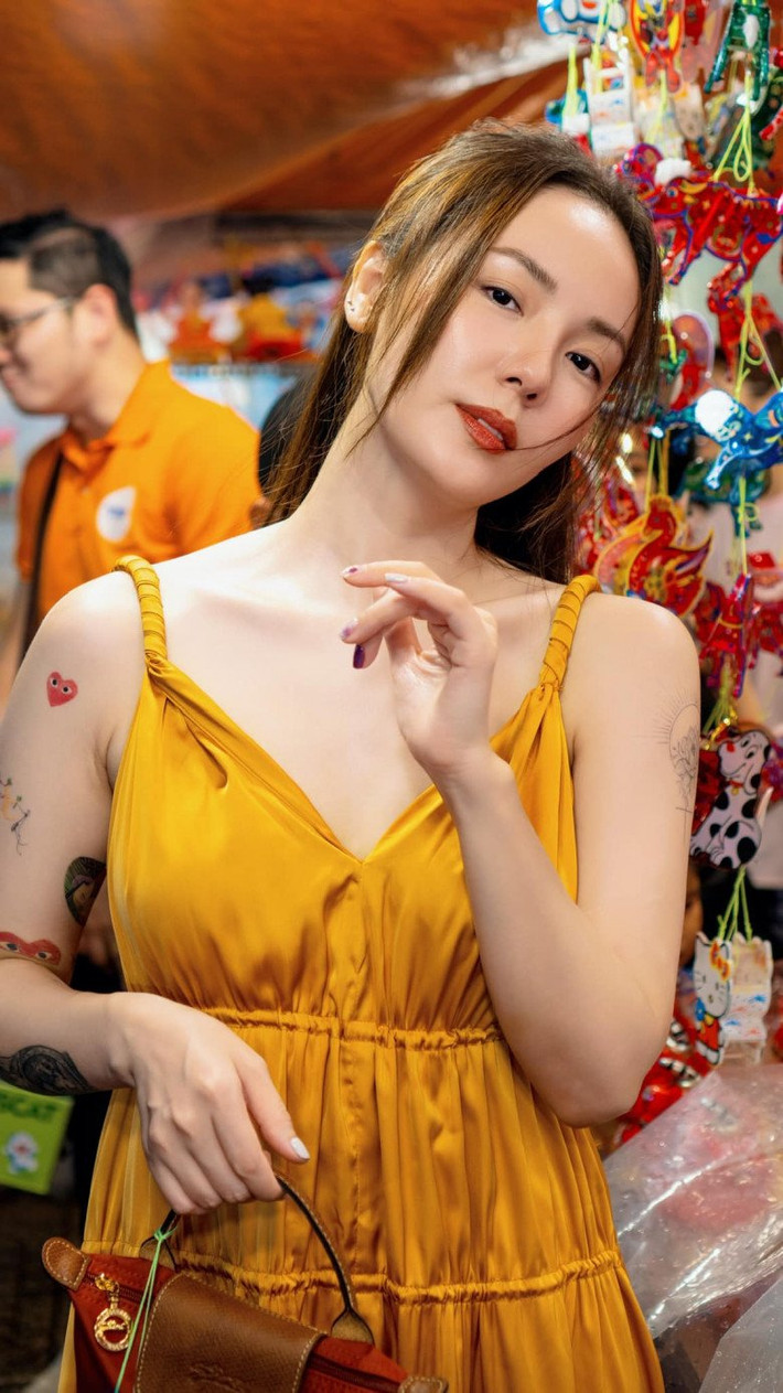 Phương Linh là một trong những ca sĩ Việt Nam hiếm hoi ở độ tuổi 40 sở hữu nhan sắc rạng rỡ cùng phong cách cá tính với những hình xăm. Ảnh: FBNV
