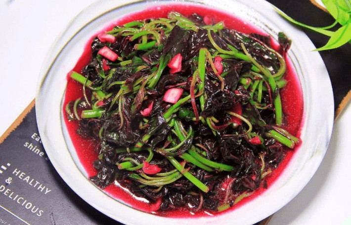 Loại rau bổ dưỡng này chứa nhiều chất dinh dưỡng cần thiết cho cơ thể. Thành phần sắt trong rau dền chiếm hàm lượng khá cao nên có lợi cho bệnh nhân thiếu máu.