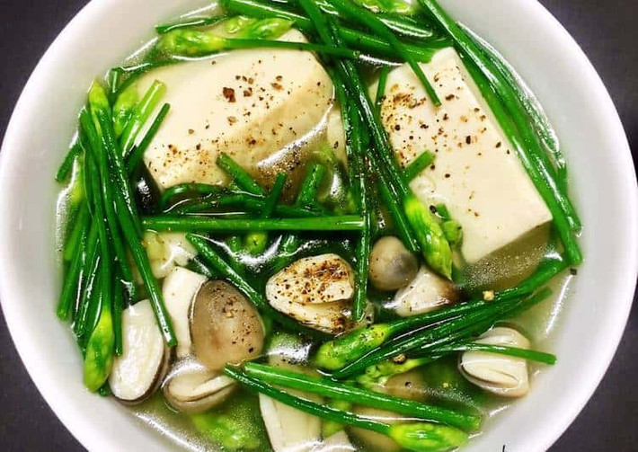 Các món ngon từ hẹ được nhiều người yêu thích như: canh hẹ nấu trứng, thịt bò xào bông hẹ, bánh hẹ chiên,...