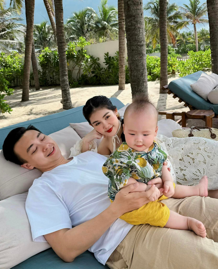 Vợ chồng Lê Âu Ngân Anh đưa con trai đi biển nghỉ lễ. Ảnh: FB Lê Âu Ngân Anh