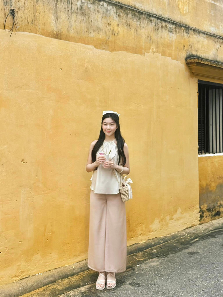 Gần đây, Lọ Lem thường xuyên chia sẻ những hình ảnh mới trên trang mạng xã hội, khoe nhan sắc ngày càng "lên hương" và phong cách thời trang ngày càng trưởng thành.